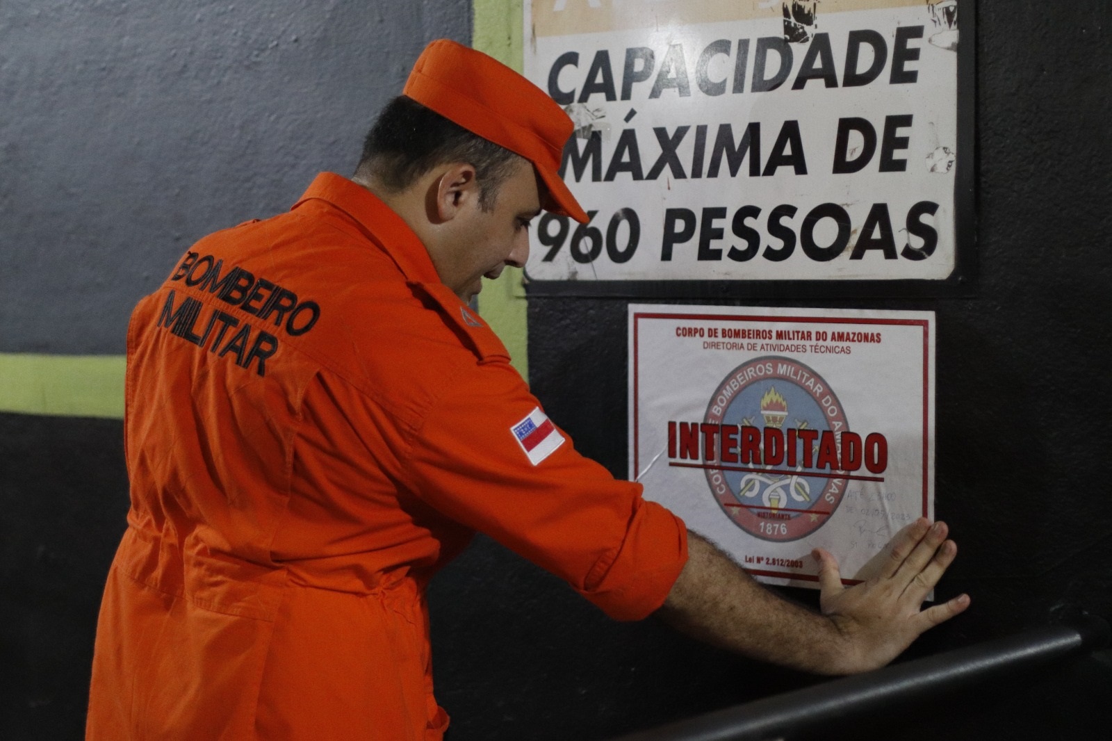 Casa de Shows lotada é flagrada com saída de emergência amarrada por fora em Manaus