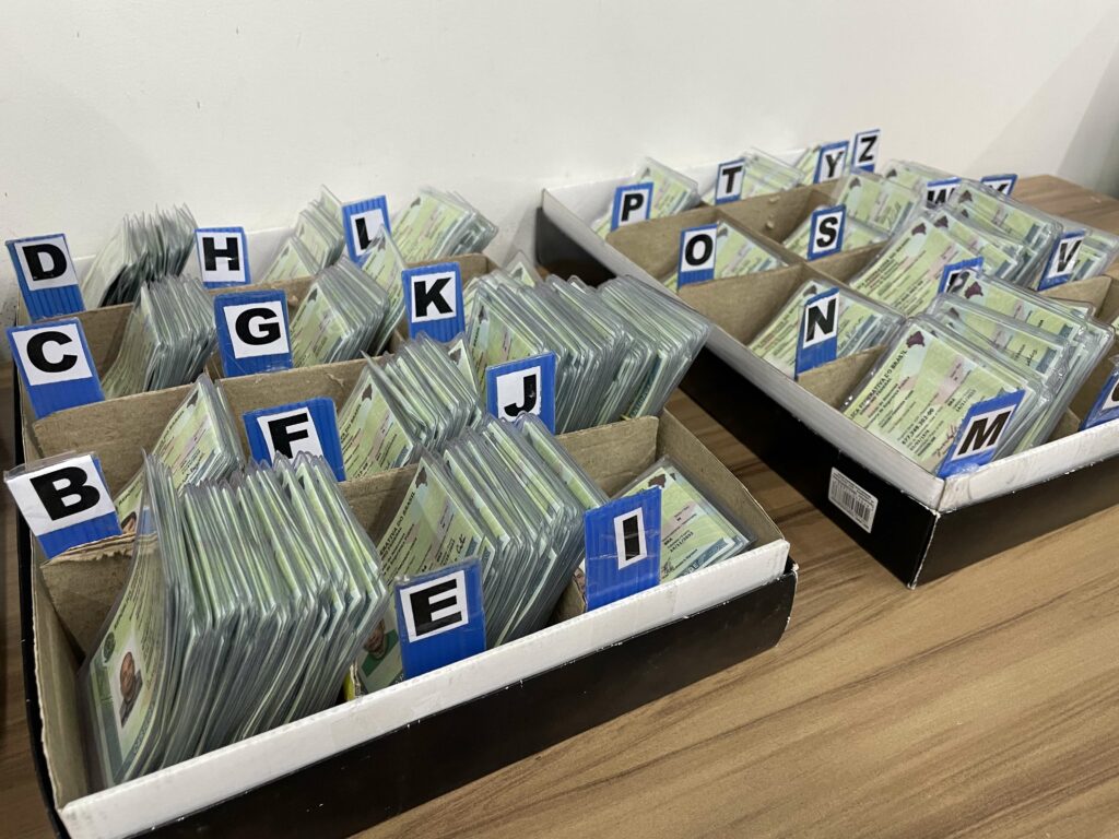 Cerca de 30 mil carteiras de identidade estão esquecidas em PACs no Amazonas