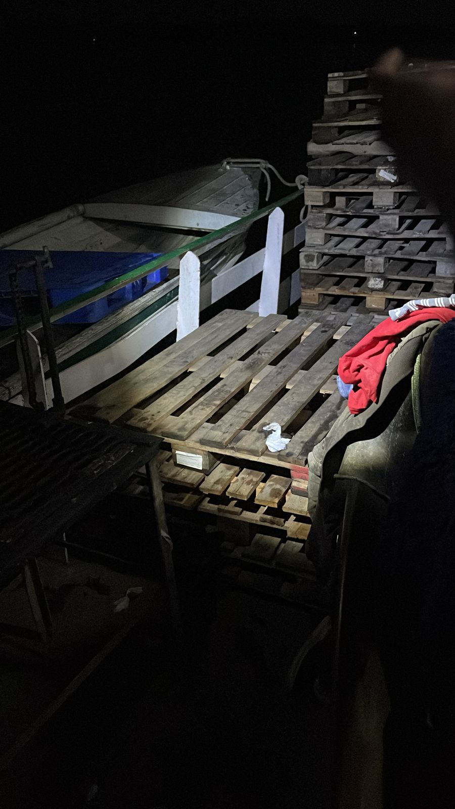 Cocaína avaliada em R$ 346 mil é encontrada em paletes e cilindros de gás em barco