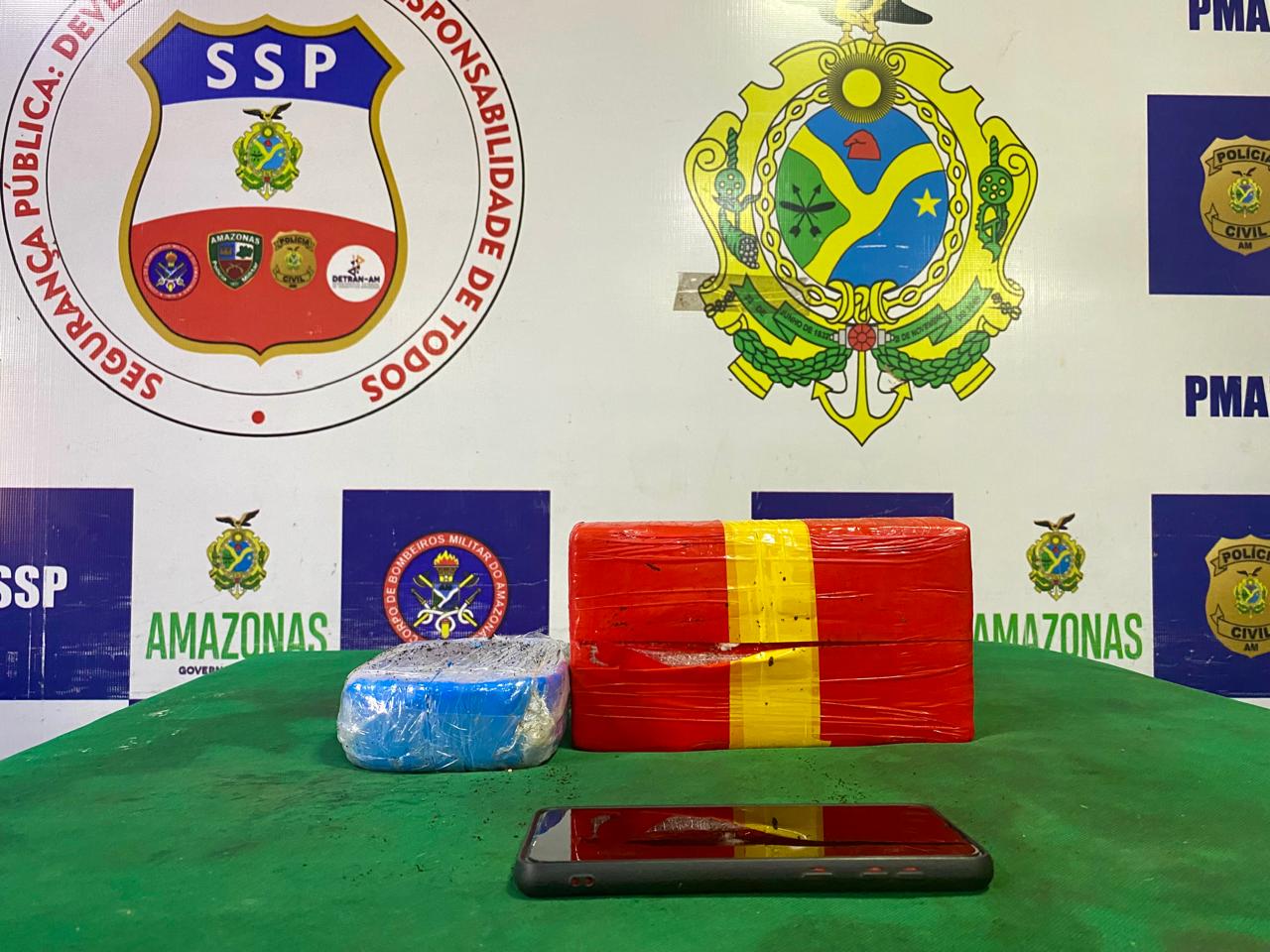 Polícia encontra droga avaliada em R$ 140 mil em lata de lixo de embarcação no Amazonas