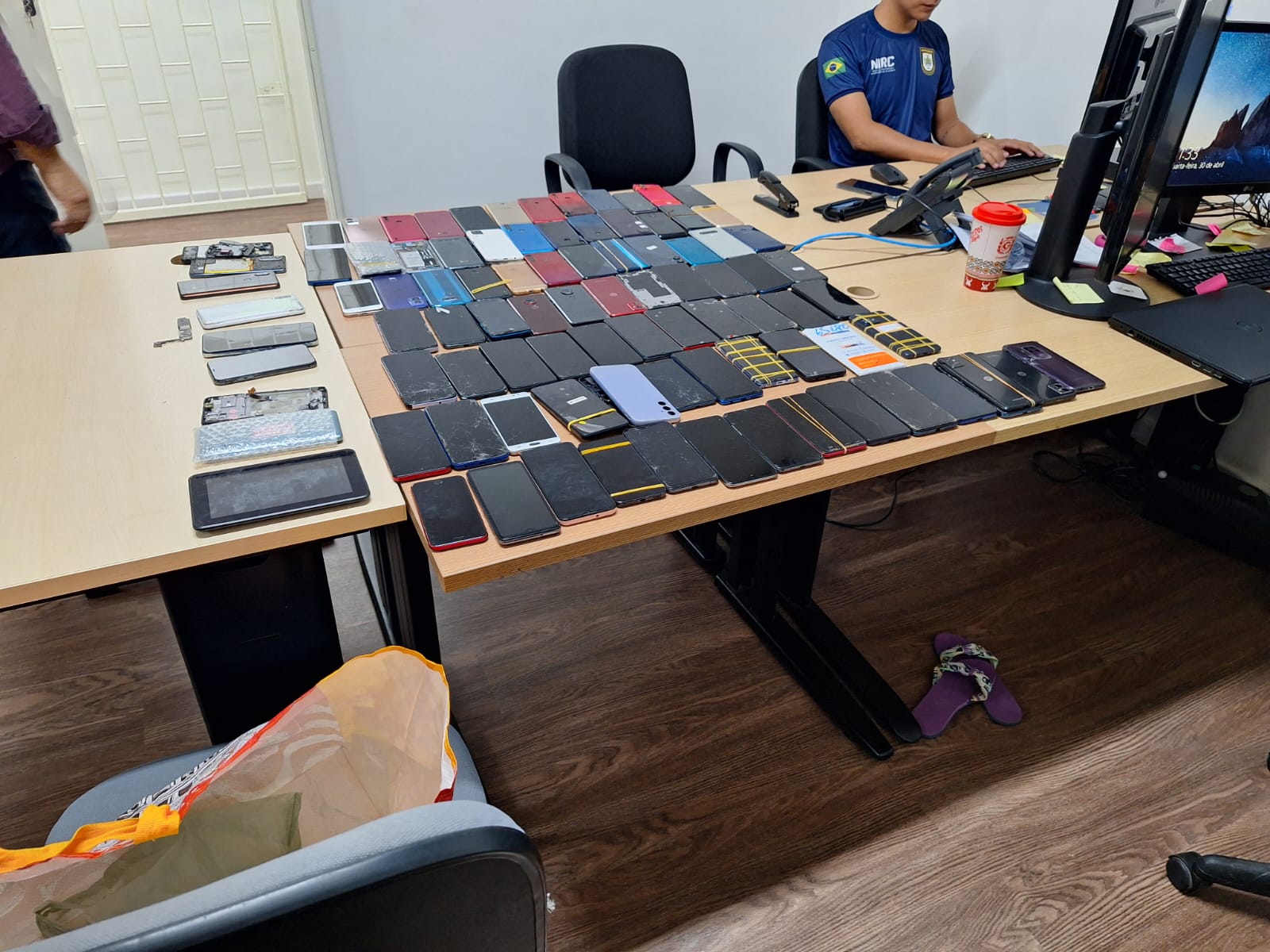 Polícia prende técnico com celular roubado e apreende 93 aparelhos no Centro de Manaus
