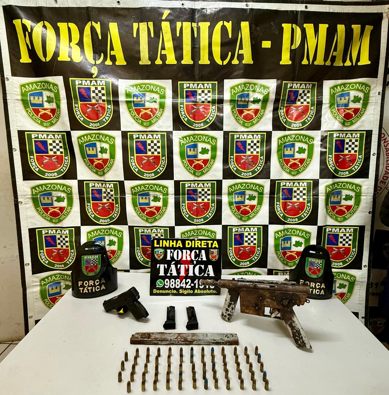 PM encontra submetralhadora e munições em casa abandonada em Iranduba