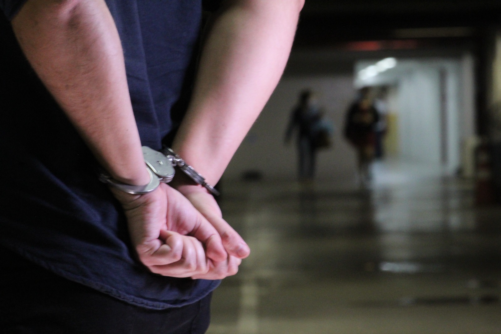 Homem que mantinha esposa e filhos em cárcere coloca fogo dentro de casa para escapar da prisão