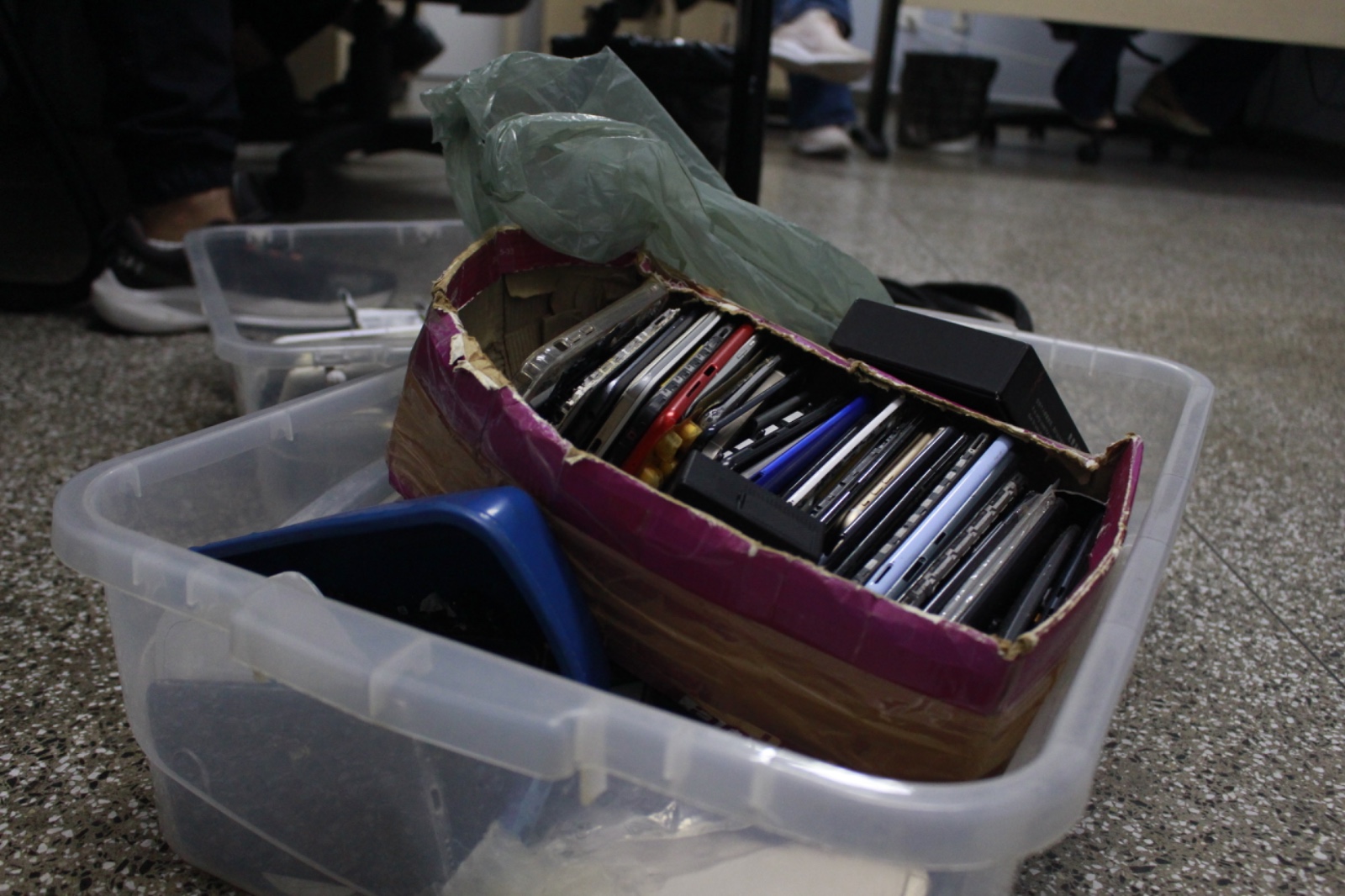 Polícia prende donos de assistência técnica com celulares roubados na Redenção