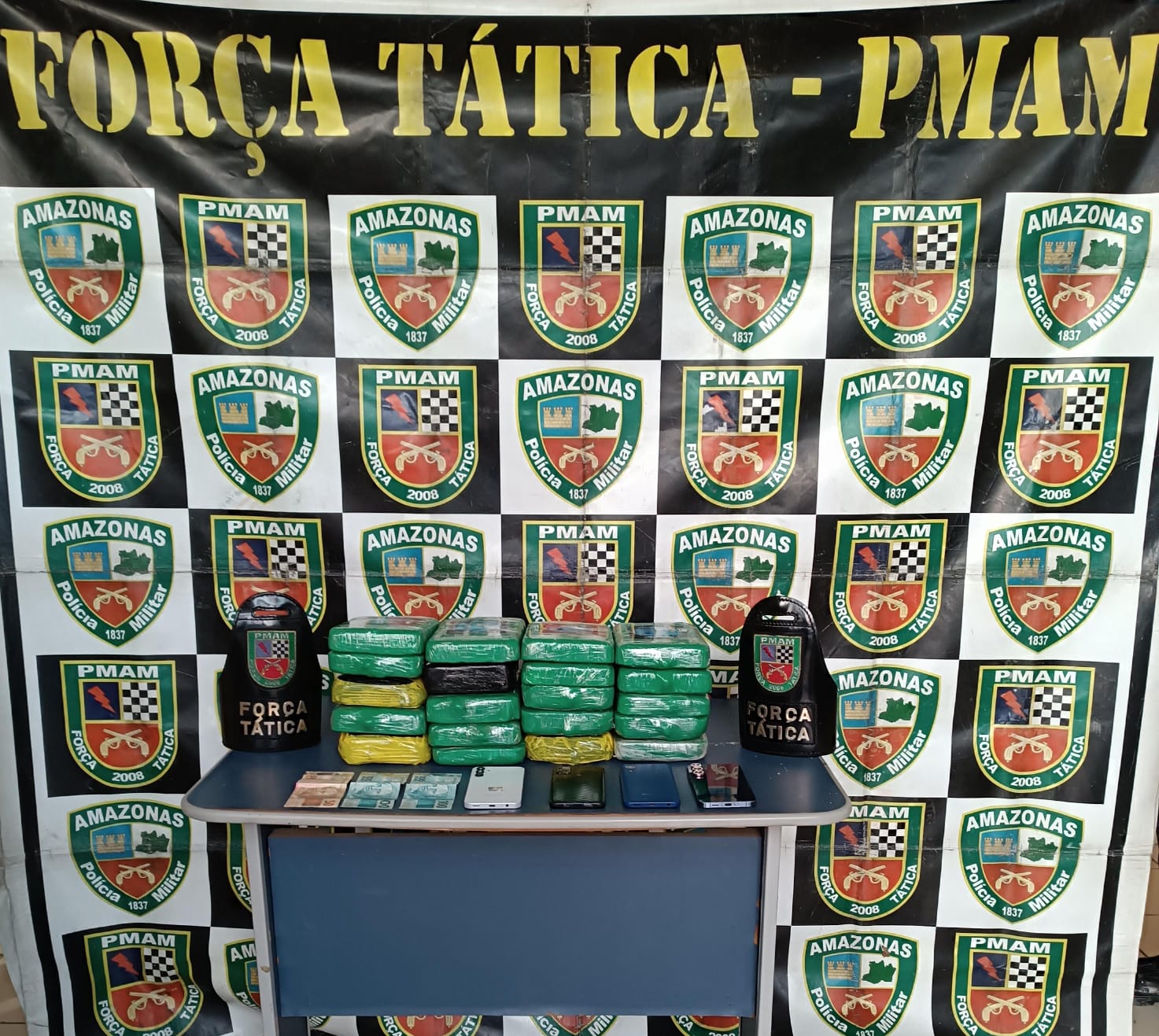 Grupo é preso ao tentar transportar drogas em colchões em porto de Tonantins