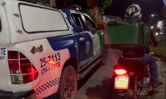 Entregador cai em golpe ao deixar lanche com cliente errada em Manaus