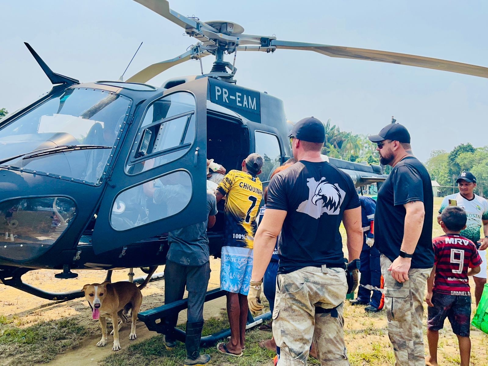 Inconsciente, idoso é resgatado de helicóptero de comunidade em Manaus isolada pela seca 
