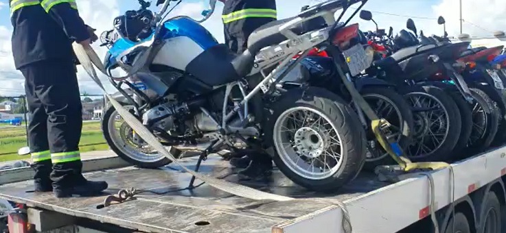 Polícia encerra aglomeração de motoqueiros e apreende 16 veículos em Manaus