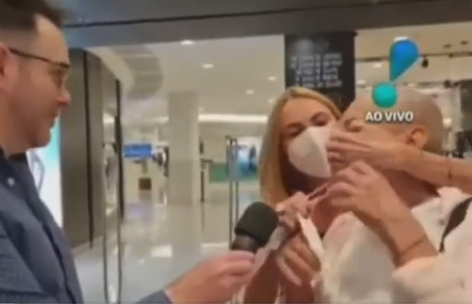 Vídeo: Mulher de Stênio Garcia invade entrevista e retira ator à força: 'socorro!'