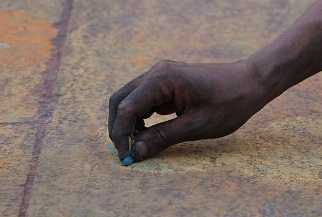 Homem é crivado de balas ao pichar sigla de facção em território rival no Amazonas