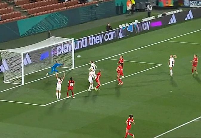 Atacante da Noruega sente dor e é substituída segundos antes de jogo contra a Suíça