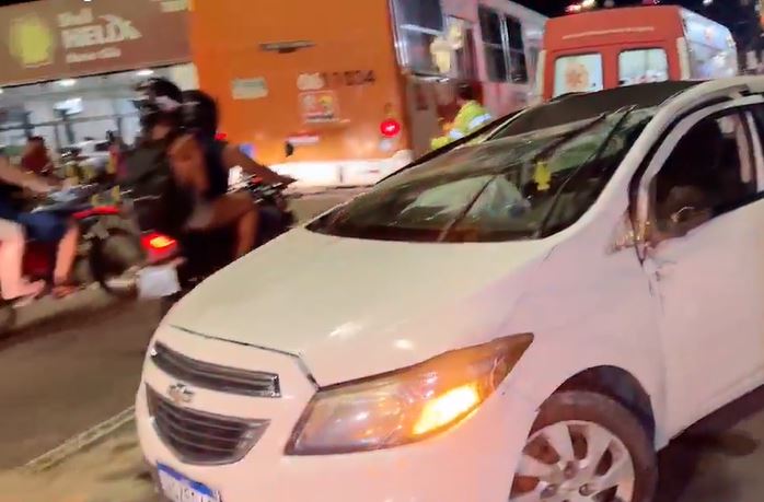 Motorista fica ferido após carro capotar ao tentar ultrapassagem em Manaus