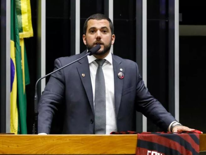 Deputado Carlos Jordy é alvo da PF em operação que investiga ataques em Brasília