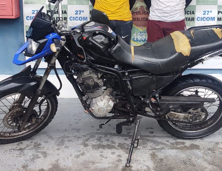 Dupla é presa enquanto dava rolé em motocicleta roubada em Manaus