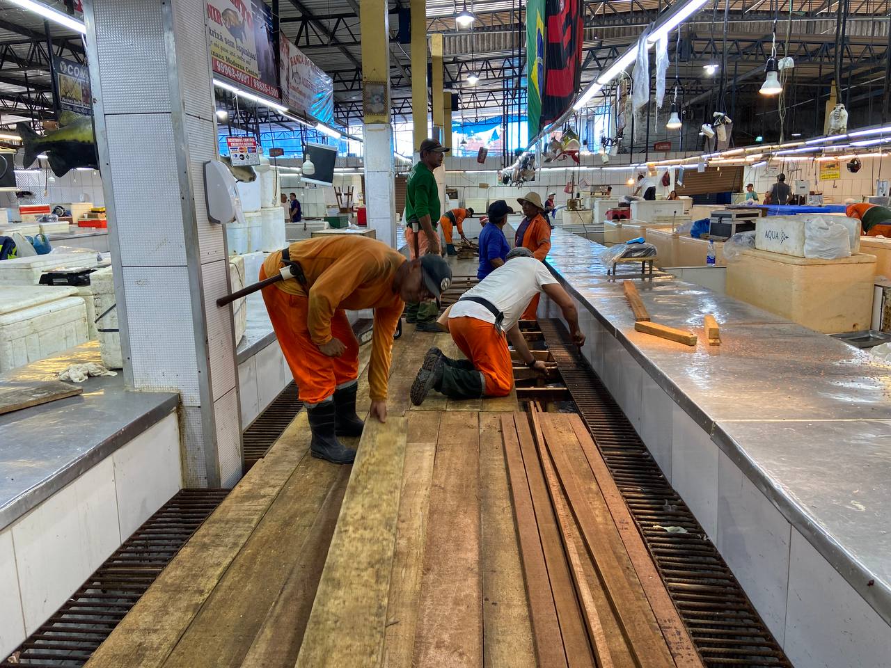Pontes são construídas na feira Manaus Moderna em prevenção à cheia do Rio Negro 