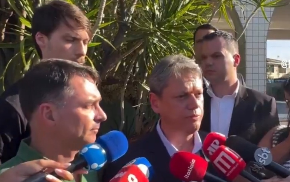 Tarcísio visita Bolsonaro e critica proposta de redução de penas: 'não satisfaz'