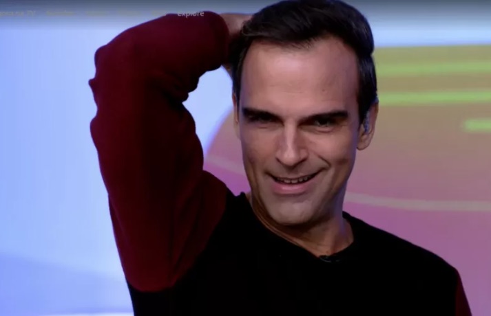 Tadeu Schmidt agita web ao imitar piscadinha de Lucas; vídeo