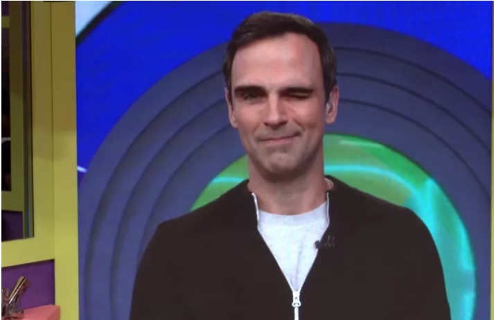 Tadeu Schmidt dá piscadinha ao anunciar eliminação de Lucas; vídeo