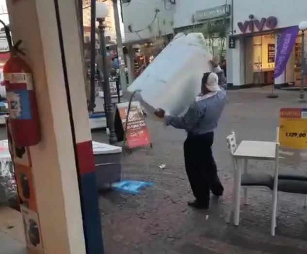 Vídeo: Cliente estraçalha tanque de lavar roupa após loja negar troca