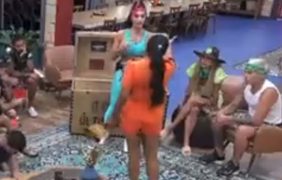 Tati Quebra Barraco 'berra' com Aline e peoas batem boca: 'fica na tua, p****!'