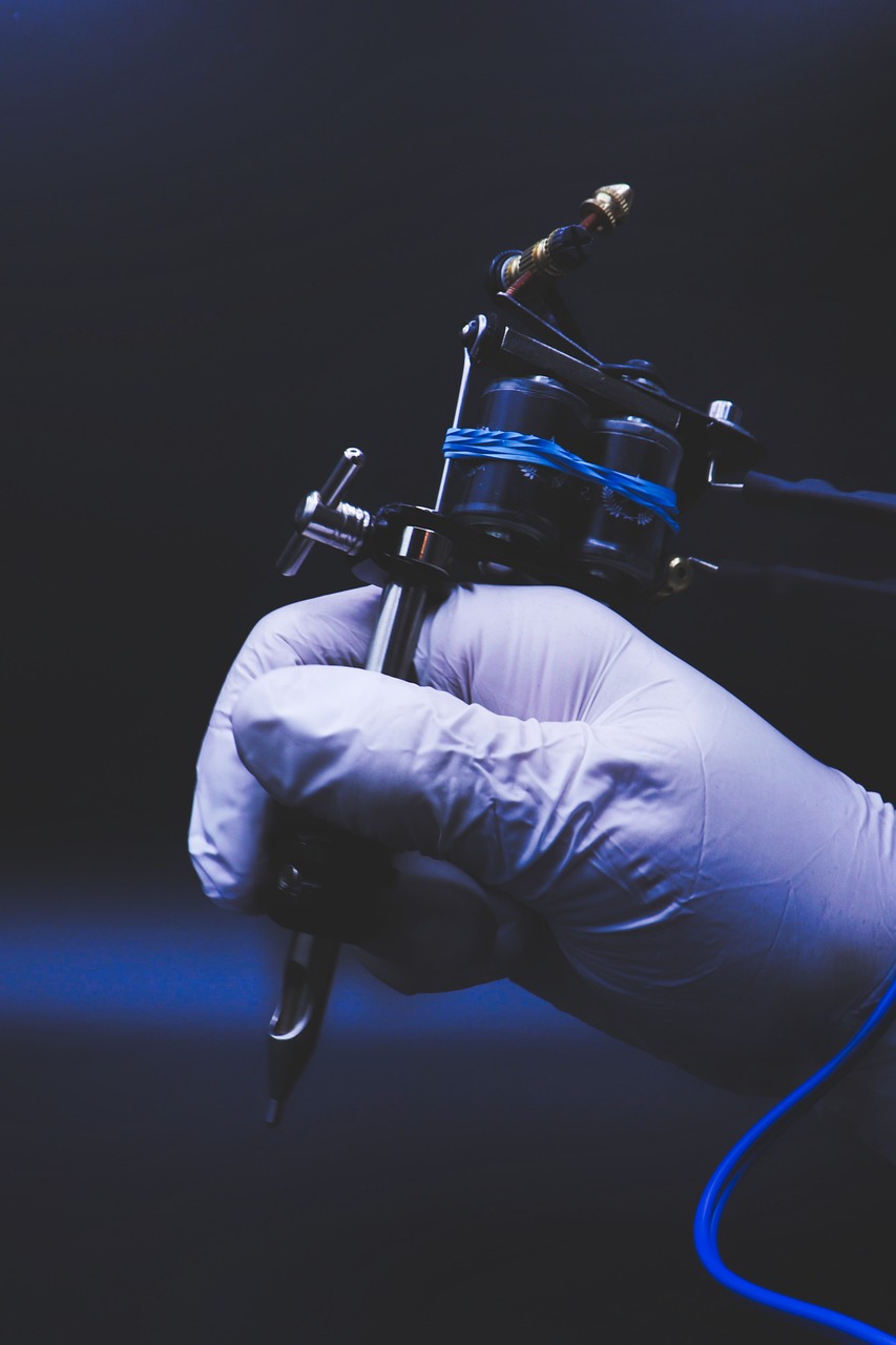 Tatuadora é condenada após esquecer letra e escrever 'lembraça' em cliente