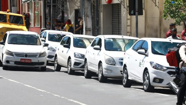 Auxílios para caminhoneiros e taxistas podem ser pagos em agosto