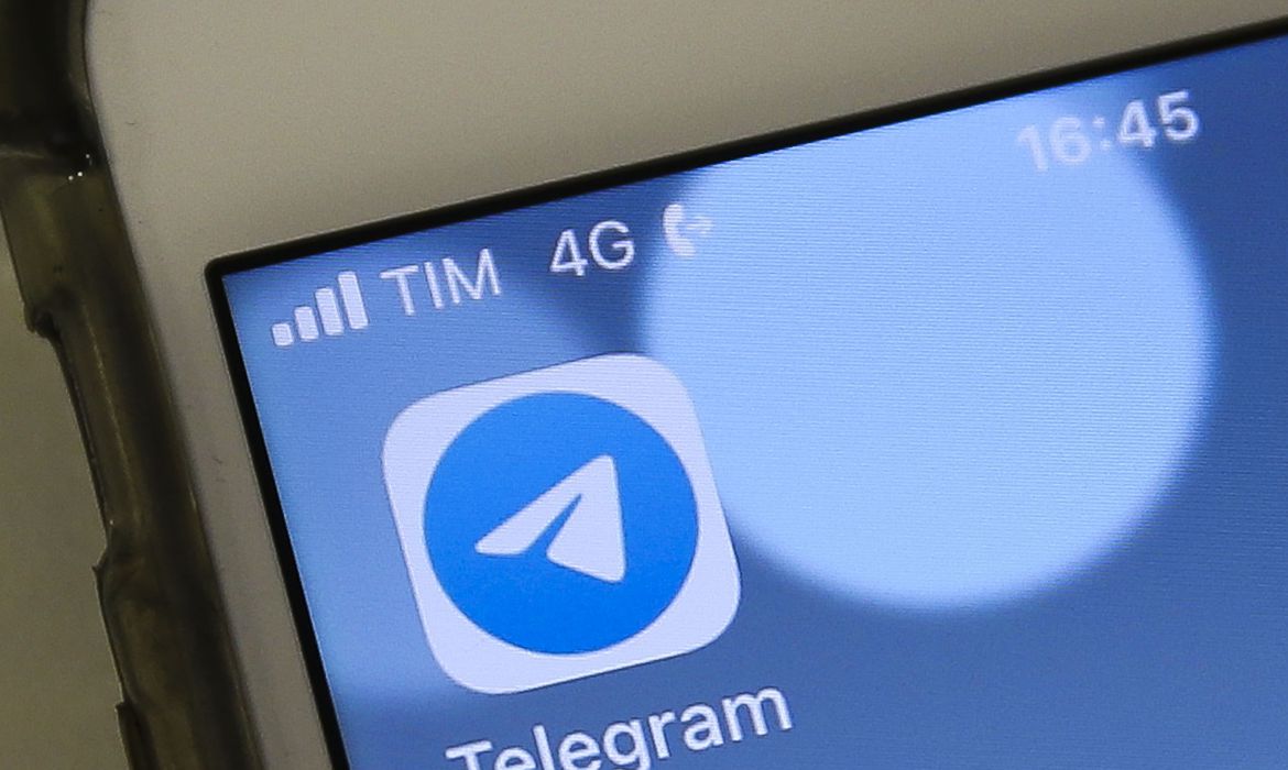 STF multa Telegram em R$ 1,2 milhão por não bloquear conta de Nikolas Ferreira