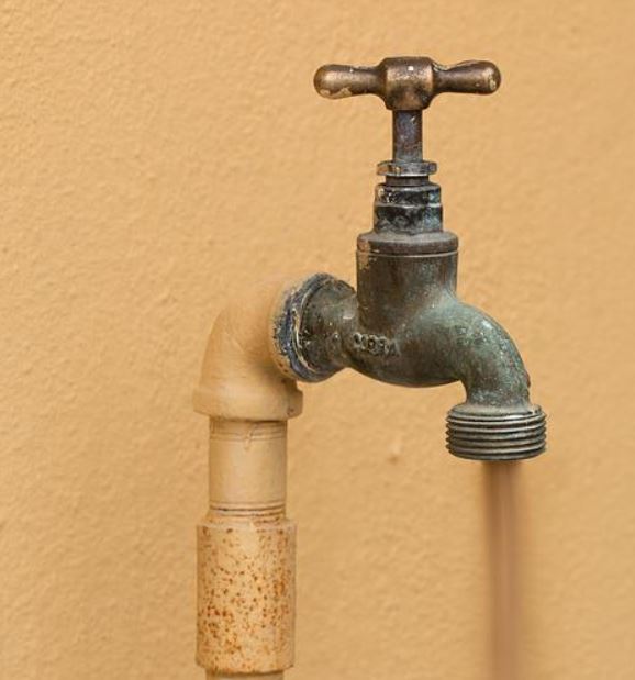 Novo vazamento em reservatório suspende abastecimento de água em bairros de Manaus