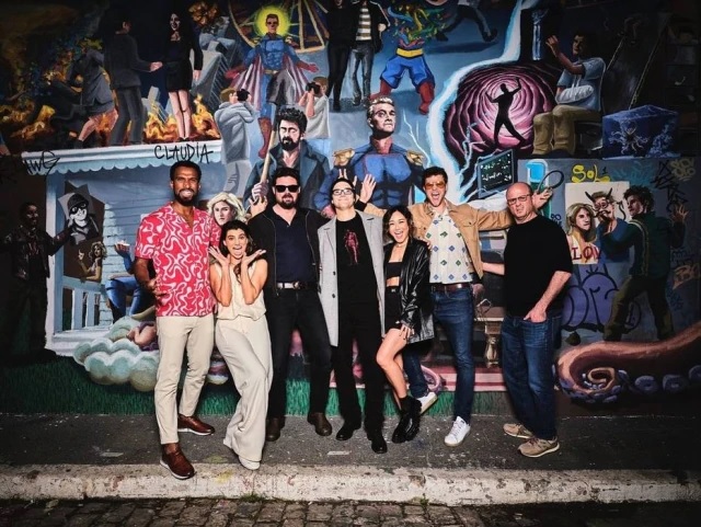 Elenco de 'The Boys' visita mural da série no Beco do Batman e assiste jogo do Palmeiras em SP