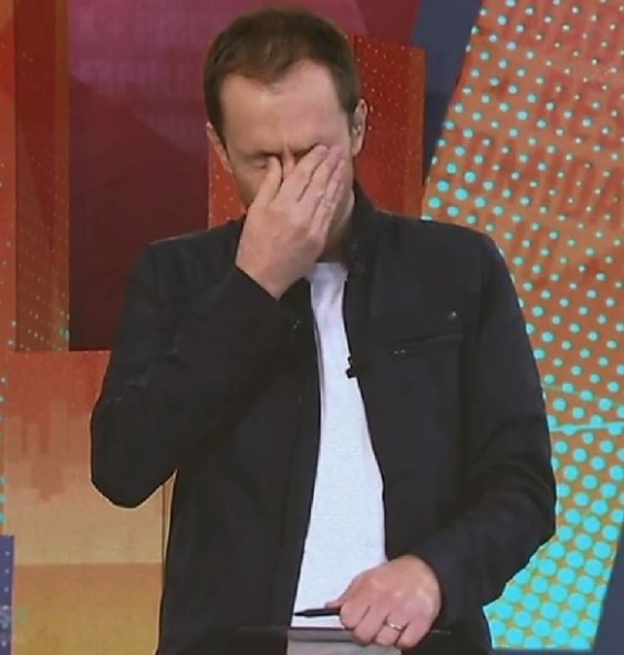 Tiago Leifert cai no choro em reencontro com brothers; vídeo