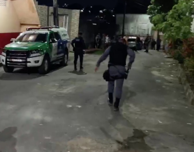 Homem com tornozeleira eletrônica é baleado durante confronto entre facções criminosas em Manaus