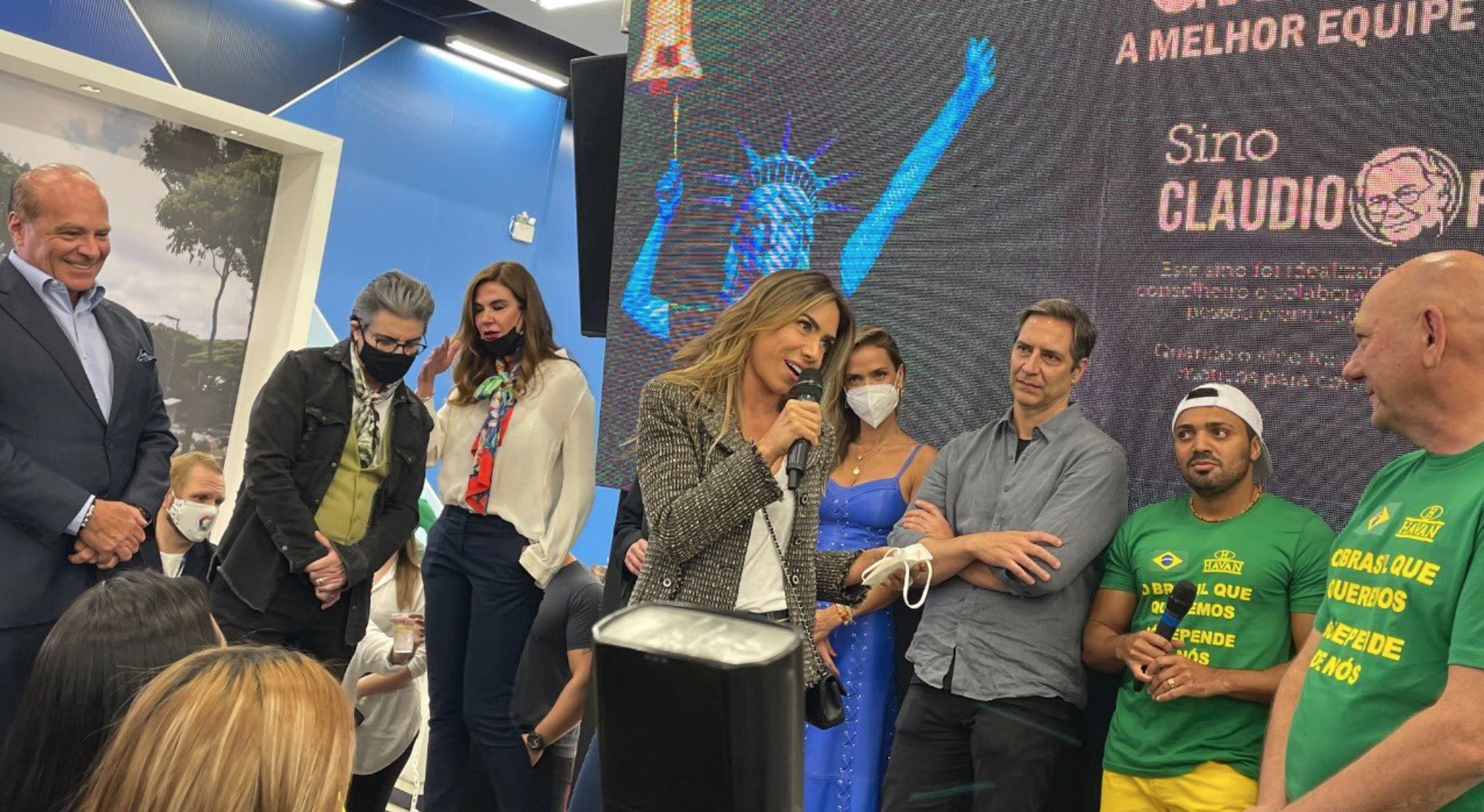 Tirulipa surge sem máscara em inauguração da Havan e é detonado 