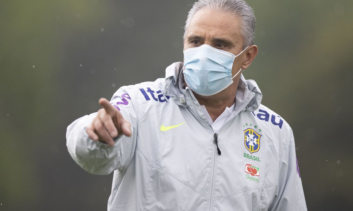 Técnico Tite é vacinado contra covid-19