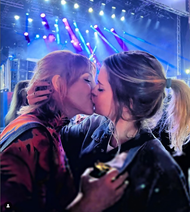 Com foto de beijão, Titi Müller assume namoro: ‘minha gata’