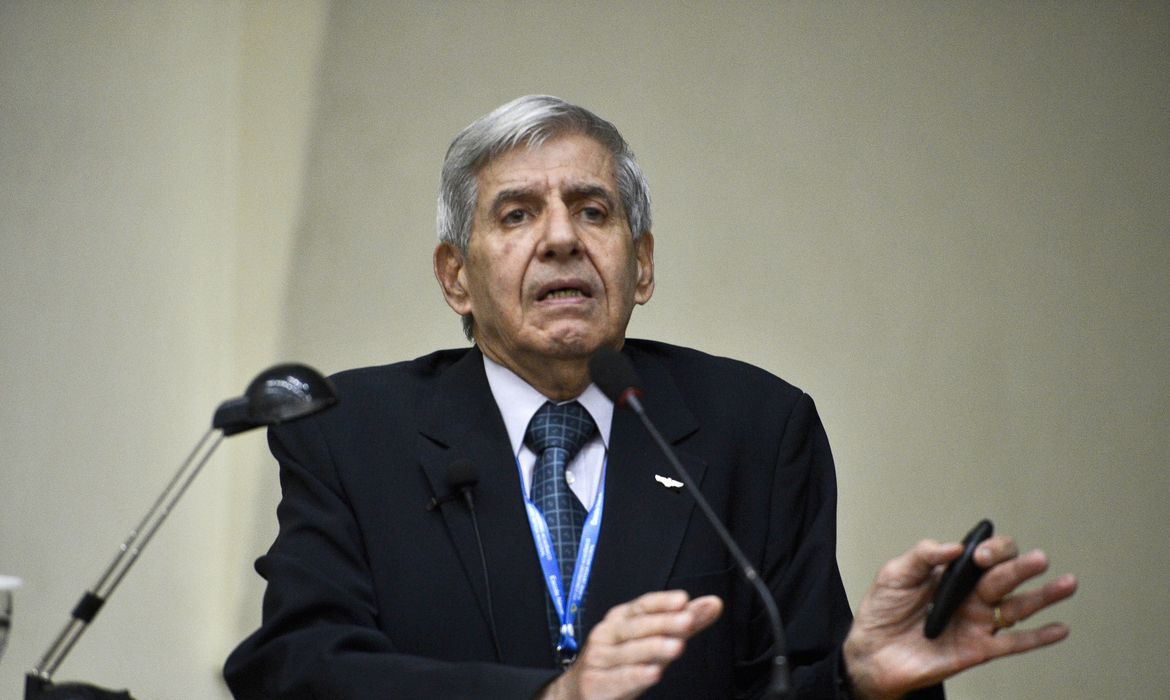 Ministro de Bolsonaro polemiza ao dizer que "infelizmente" Lula não teve AVC