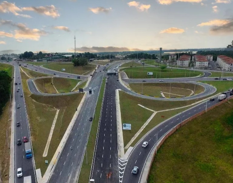 Cigás interdita a Av. Torquato Tapajós e causa novo caos no trânsito de Manaus
