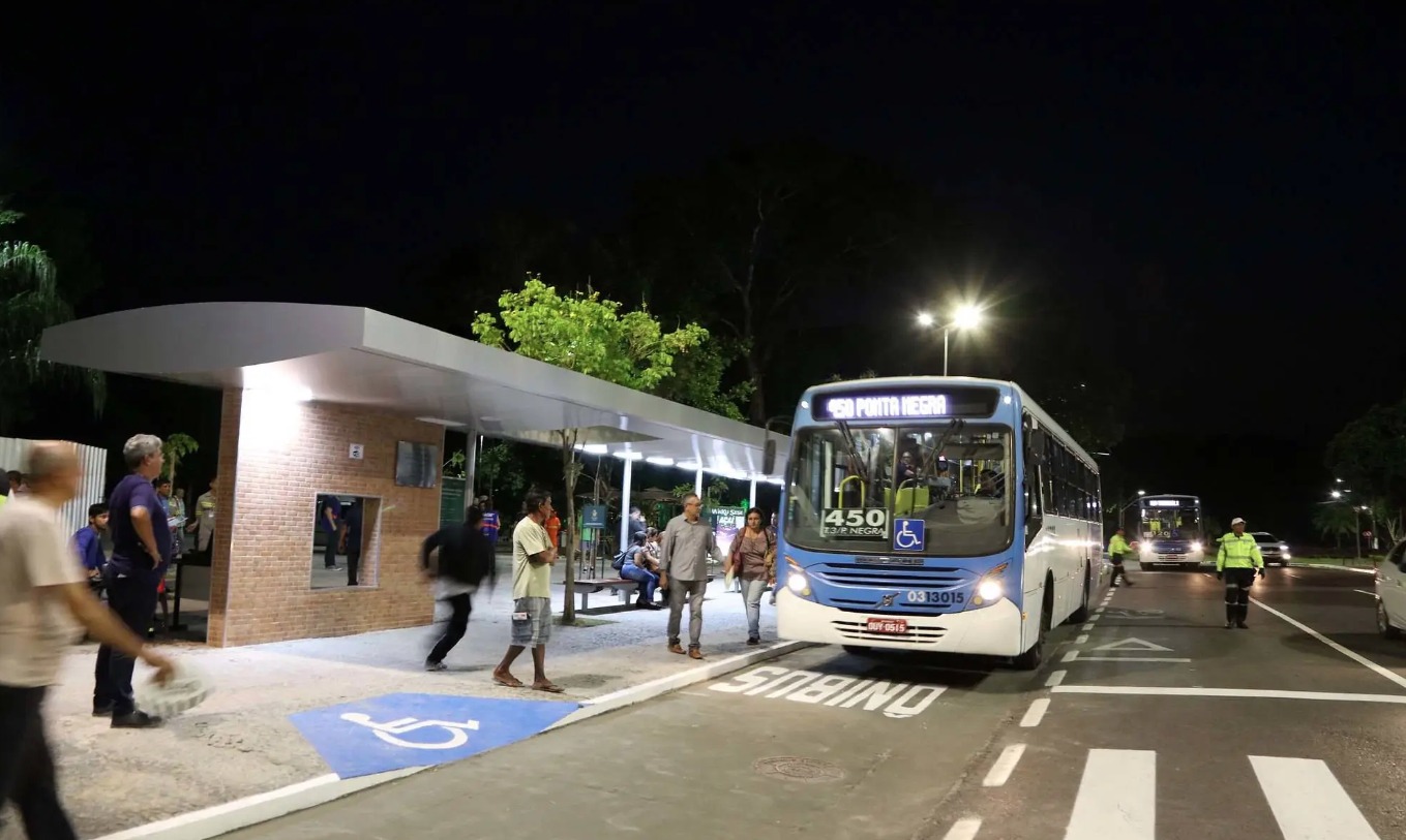 Manaus aumenta frequência de ônibus para atender complexo turístico da Ponta Negra