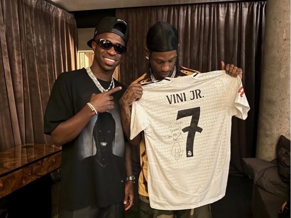  Travis Scott marca presença em aniversário de Vini Jr. no Brasil