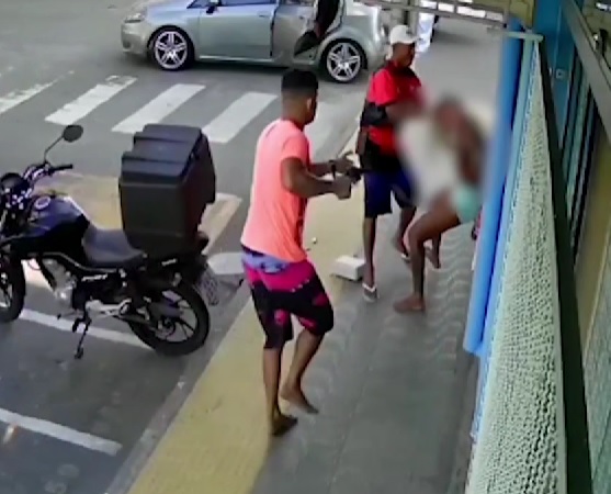 Vídeo mostra jovem sendo sequestrada pelo ‘tribunal do crime’  