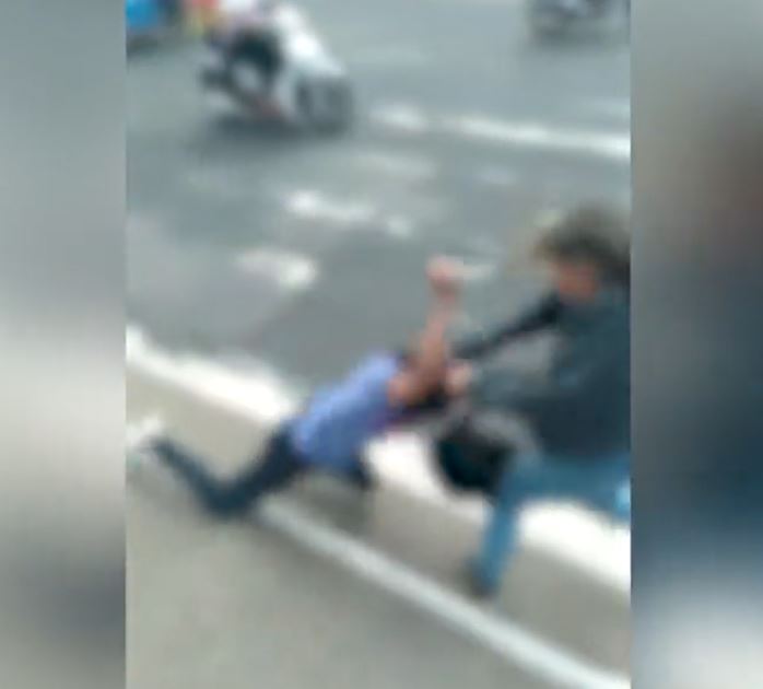 Estudantes trocam socos e uma quase é esfaqueada em briga no meio da rua no Amazonas