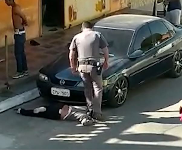 PM que pisou e subiu no pescoço de mulher negra é absolvido em julgamento