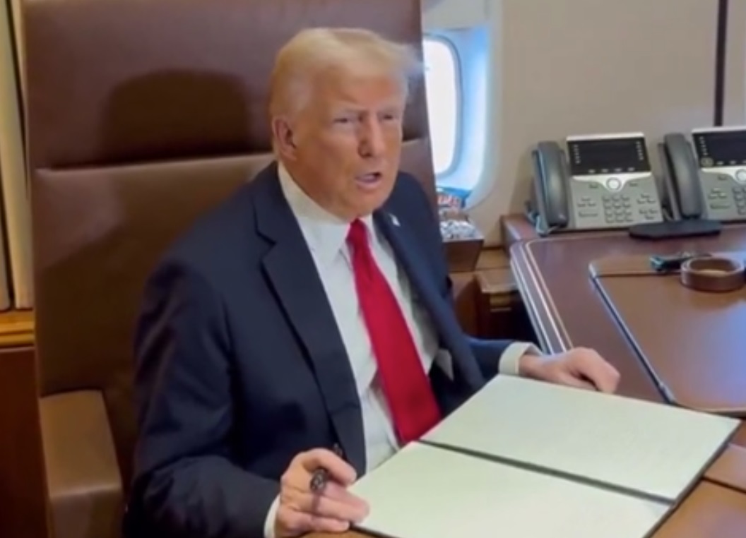 Trump impõe tarifa de 25% sobre aço e alumínio e ameaça exportações do Brasil