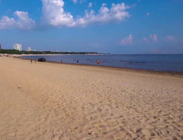 Em dia de Natal, banhistas burlam restrição e entram no rio na Ponta Negra
