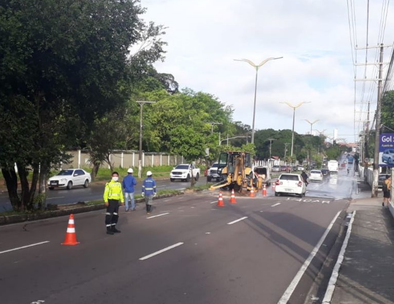 Buraco se abre em avenida de Manaus e bairros ficam sem água