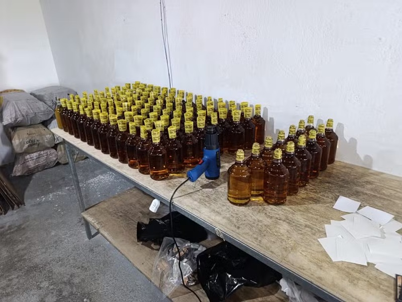 Homem é flagrado adulterando bebida em casa e 4 mil garrafas são apreendidas