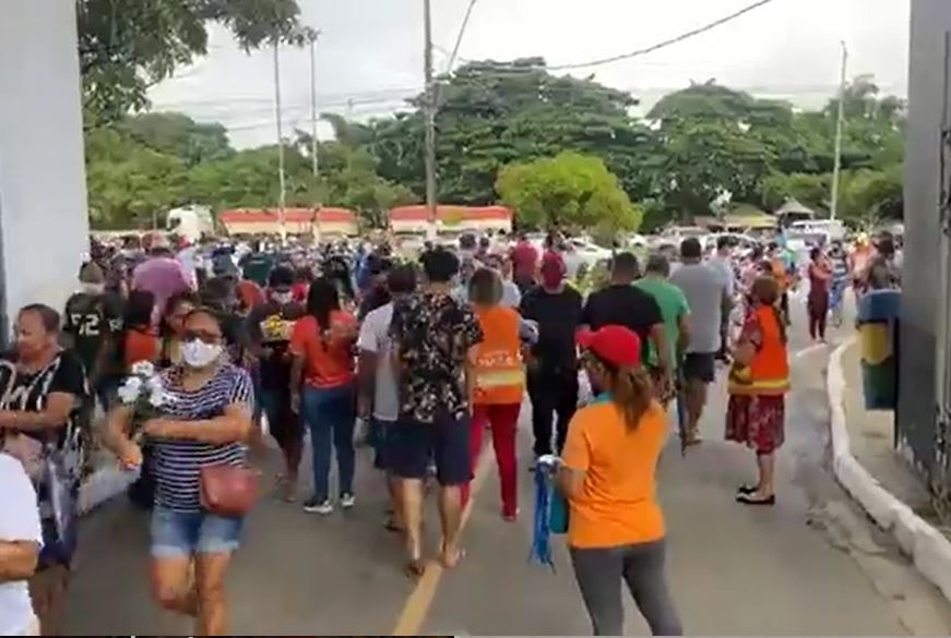 Homenagens: Cemitérios de Manaus amanhecem lotados no Dia dos Finados 