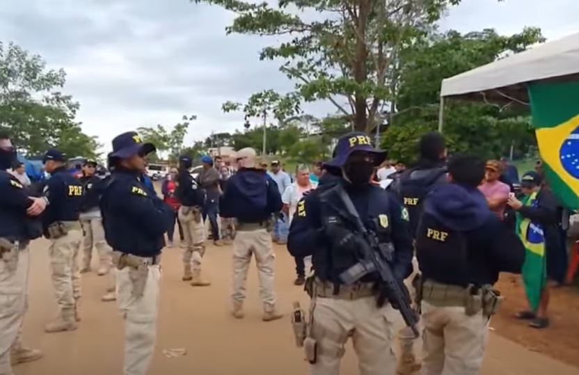 Bolsonaristas desafiam ministro e seguem com bloqueios em estradas no Amazonas