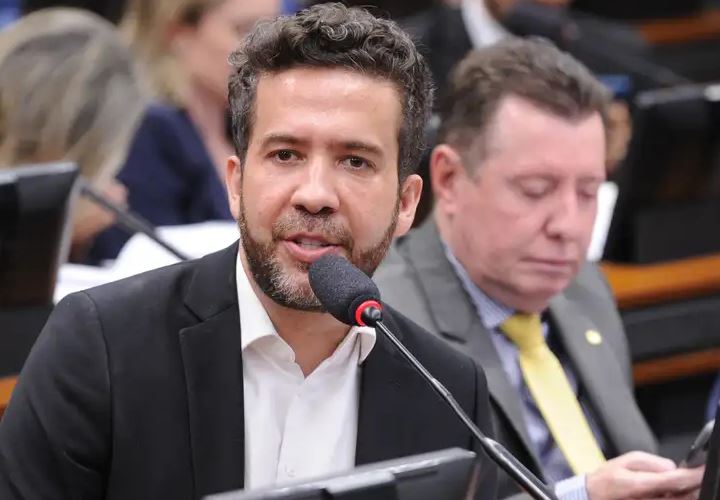 STF tem maioria para tornar Janones réu por postagens contra Bolsonaro