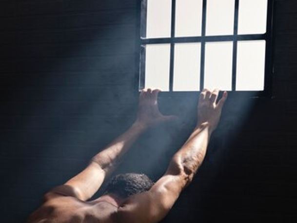 Marido é preso após agredir esposa e enfrentar policiais no Alvorada