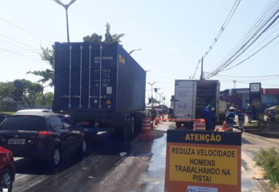 Obra emergencial fecha alça de retorno na av. Cosme Ferreira em Manaus